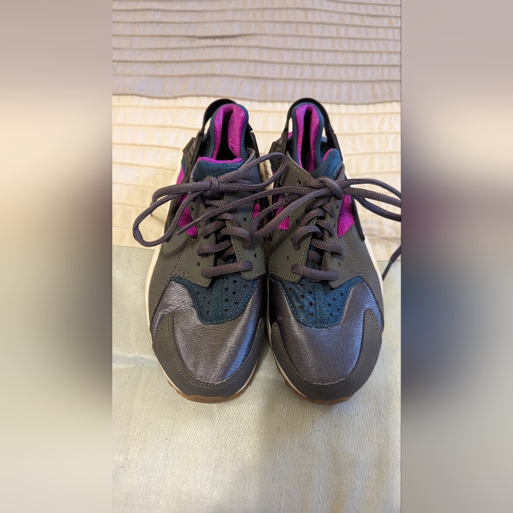 NIKE WOMENS AIR HUARACHE SIZE 6 NEW WORN ONLY ONCE! PERFECT CONDITION! BLUE/PINK